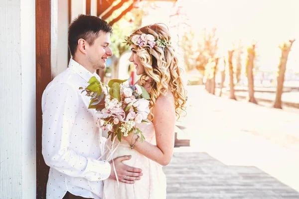 Hochzeitspaar im Park — Stockfoto