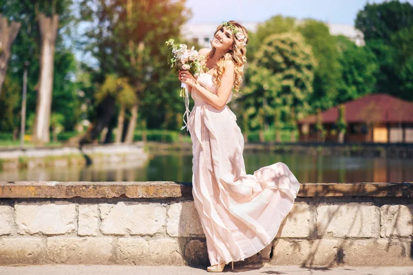 Mariée avec bouquet près du lac — Photo