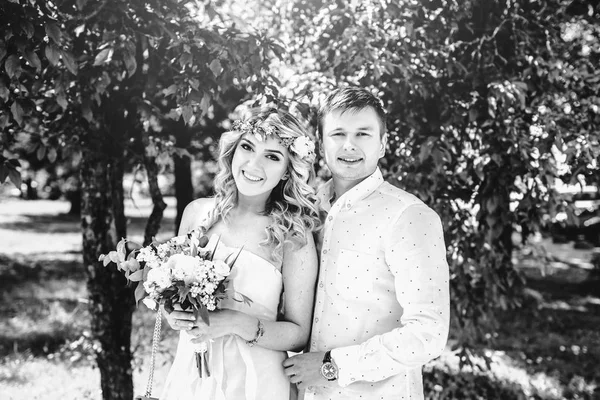 Pareja de boda en el parque — Foto de Stock