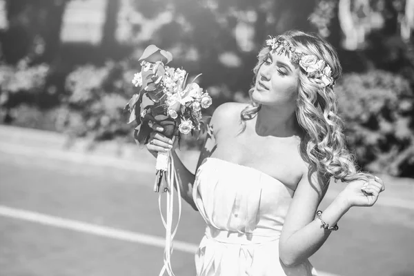 Bruid met boeket in park — Stockfoto
