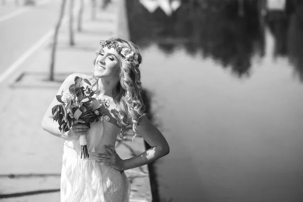 Mariée avec bouquet de mariage — Photo