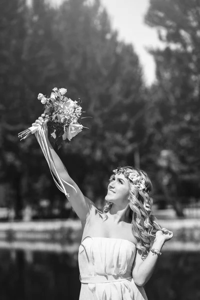 Mariée avec bouquet de mariage — Photo