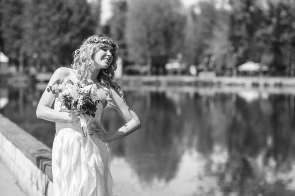 湖の近くのブーケと花嫁 — ストック写真