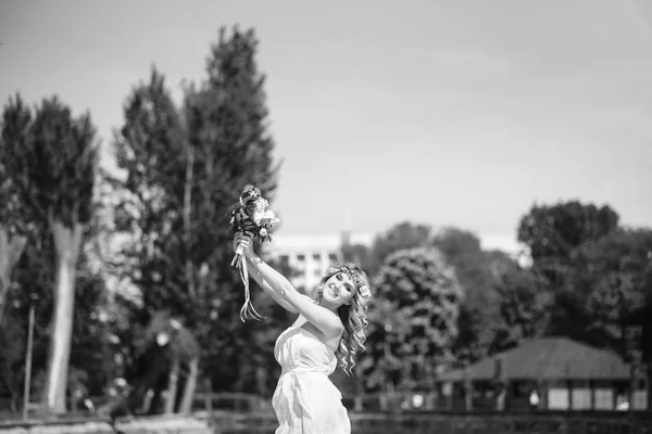 公園でブーケと花嫁 — ストック写真