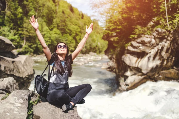 Tjej njuta av naturen — Stockfoto