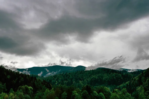 Nubes lluviosas en montañas Cárpatas — Foto de Stock