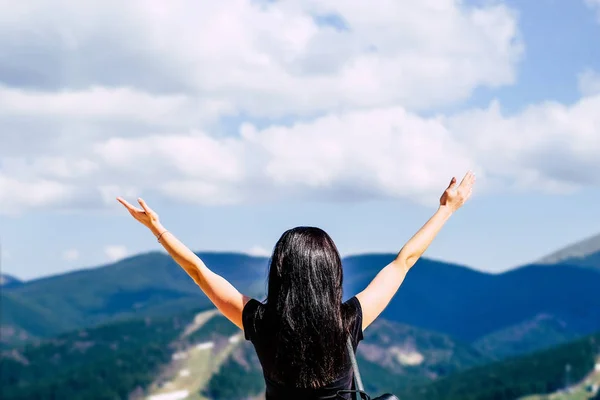 Ragazza turistica godere della natura — Foto Stock