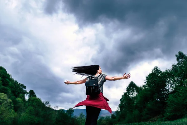 Donna con cielo nuvoloso — Foto Stock