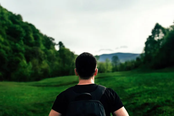 Turista en las montañas —  Fotos de Stock