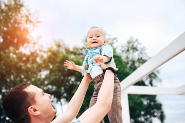 küçük oğluyla mutlu genç Baba 