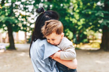 Anne ile küçük oğlu