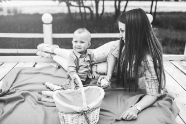 Mutlu genç anne küçük oğlu ile açık oynayan