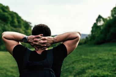 Dağlarda turist adam 