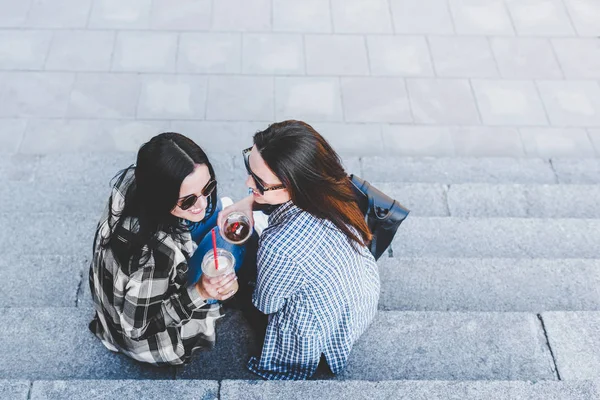 Twee brunette meisjes — Stockfoto