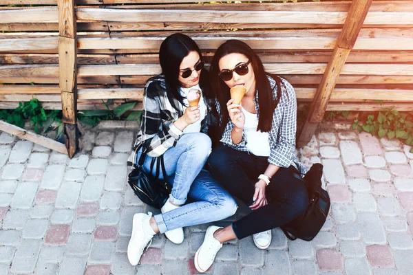 Dos chicas morenas de pelo largo — Foto de Stock