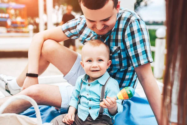 Feliz jovem pai com o pequeno filho — Fotografia de Stock