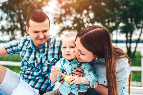 Счастливые молодые родители с маленьким сыном — стоковое фото