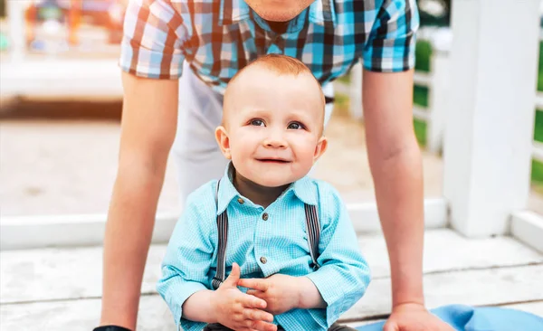 Feliz jovem pai com o pequeno filho — Fotografia de Stock