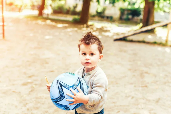 Hübscher kleiner Junge — Stockfoto