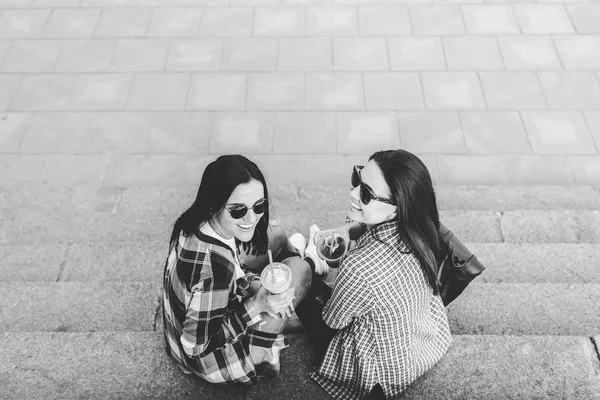 Twee brunette meisjes — Stockfoto