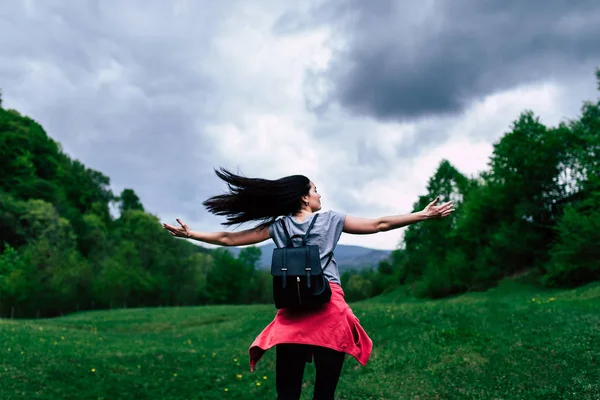 Ragazza con zaino in montagna — Foto Stock