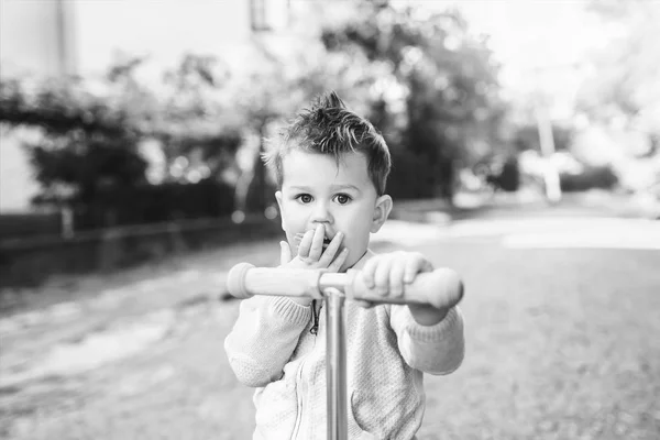 Grazioso bambino equitazione scooter all'aperto — Foto Stock