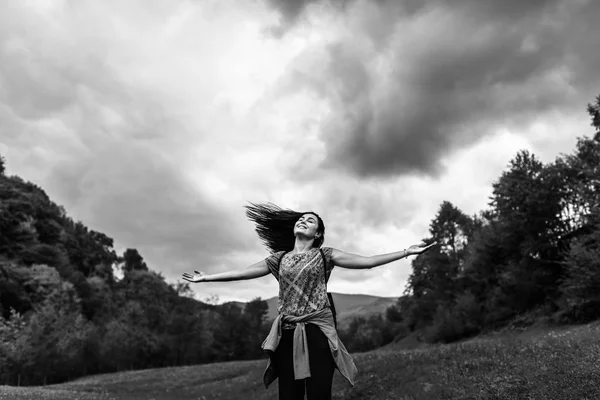 Κορίτσι με σακίδιο στα βουνά — Φωτογραφία Αρχείου