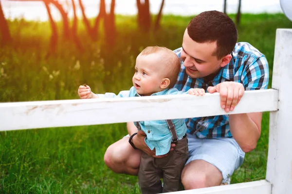 Feliz jovem pai com o pequeno filho — Fotografia de Stock