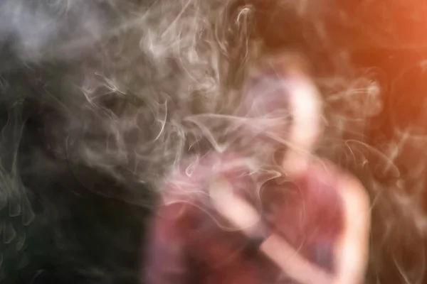Człowiek vape elektroniczny papieros odkryty — Zdjęcie stockowe