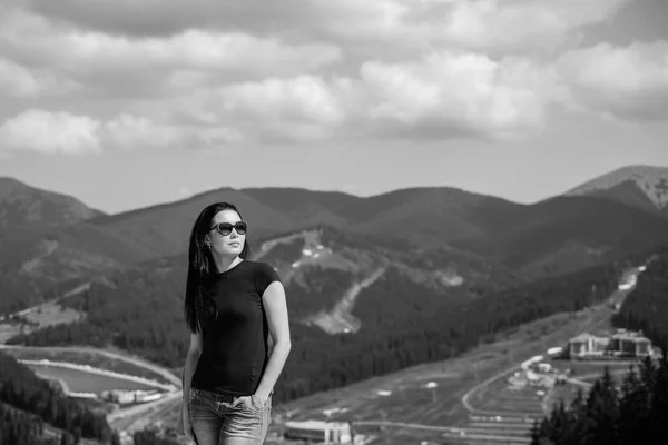 Joven turista disfrutar de la naturaleza en la cima de la montaña — Foto de Stock