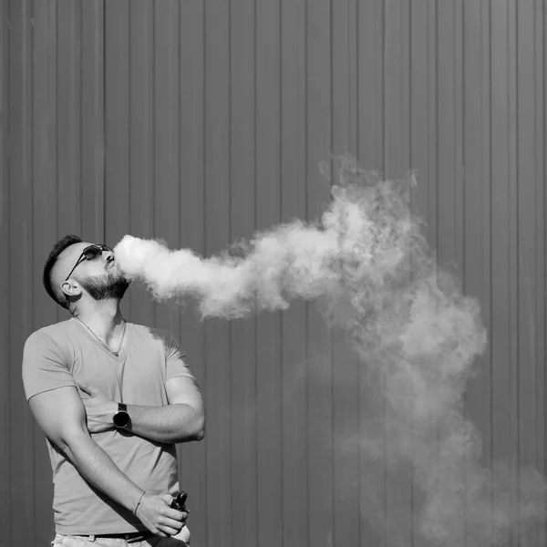 Человек курит электронную сигарету — стоковое фото