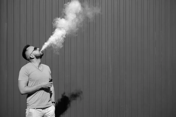 男人烟电子烟 — 图库照片