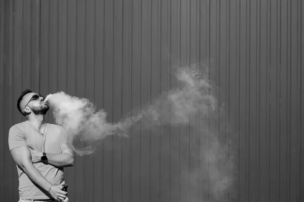 Hombre humo cigarrillo electrónico — Foto de Stock