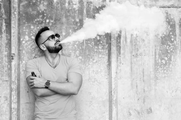 Man smoke electronic cigarette — Stock Photo, Image