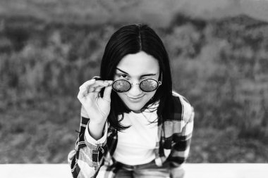 Ahşap çit oturan esmer kız