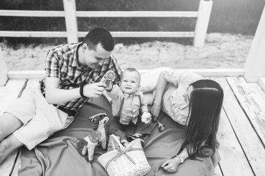 Mutlu anne ile küçük oğlu açık parkta oynarken