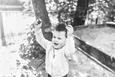 Çok güzel bir çocuk parkta oynarken açık 