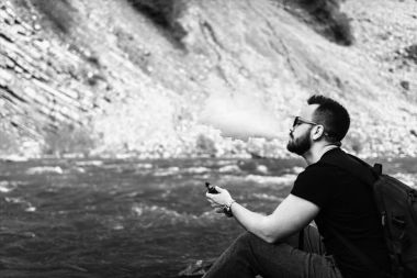 Genç Gezgin duman elektronik sigara