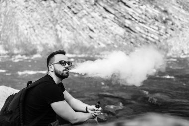 Genç Gezgin duman elektronik sigara