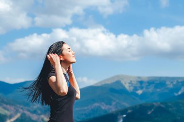 dağın tepesinde esmer kız 