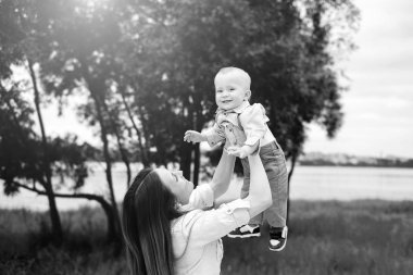 Mutlu genç anne küçük oğlu ile açık oynayan