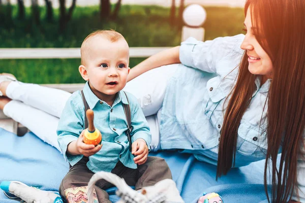 Mutlu genç anne küçük oğlu ile açık oynayan