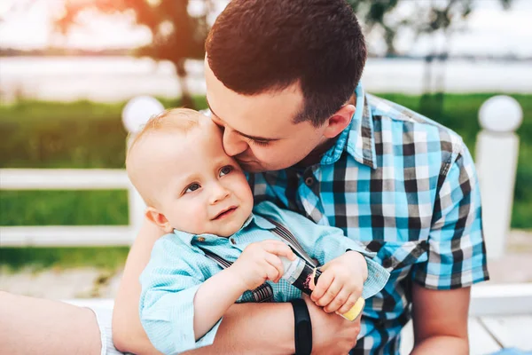 Feliz jovem pai com o pequeno filho — Fotografia de Stock