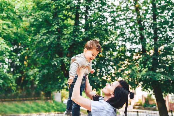 Mãe com seu filhinho — Fotografia de Stock