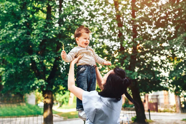 Anne ile küçük oğlu