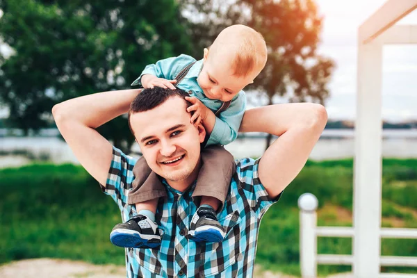 Feliz jovem pai com o pequeno filho — Fotografia de Stock