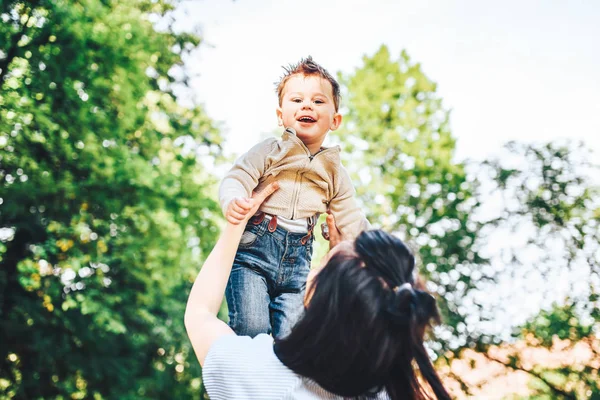 Anne ile küçük oğlu