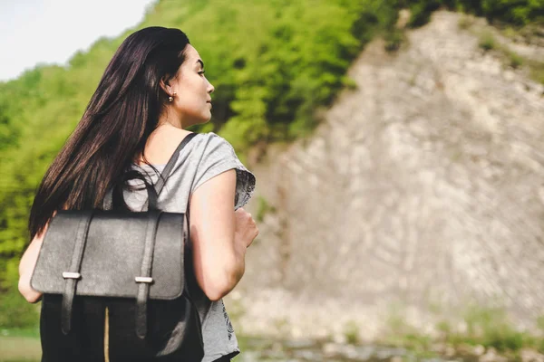 Menina de viagem com mochila — Fotografia de Stock