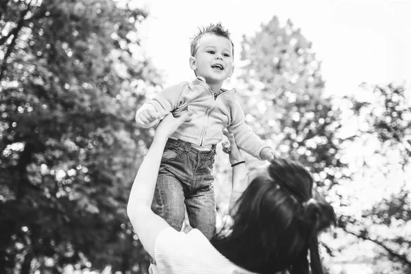 Madre con il suo figlioletto — Foto Stock