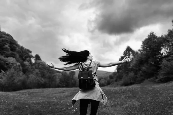 Sırt çantalı kız dağlarda